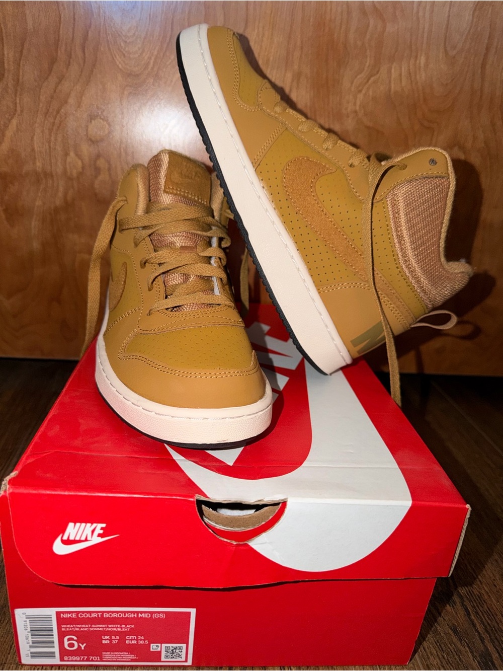 Nike Court Borough MID GS in wheat 6Y